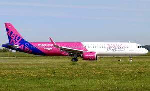 Airbus A321-200 [D-AVZJ / A6-WZB]